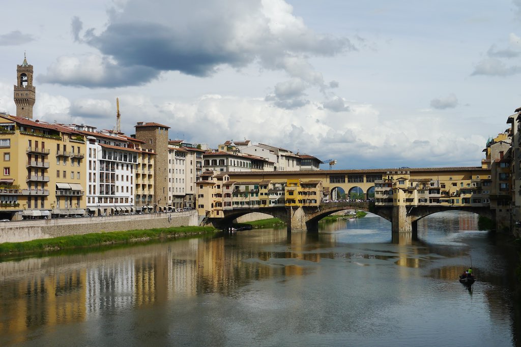Ponte Vecchio und Arno in Florenz.