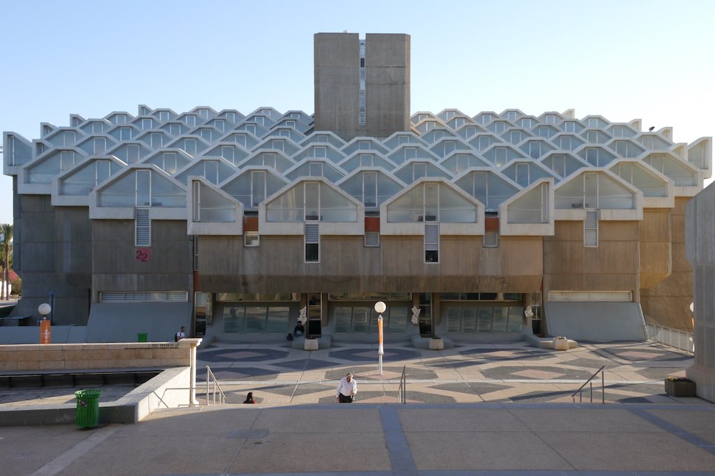 Die Universitätsbibliothek ist das wichtigste Brutalismus Gebäude auf dem Campus der Universität. Auf einem geschlossenen Erdgeschoss sind sechseckige Fenster in Rautenform angeordnet.