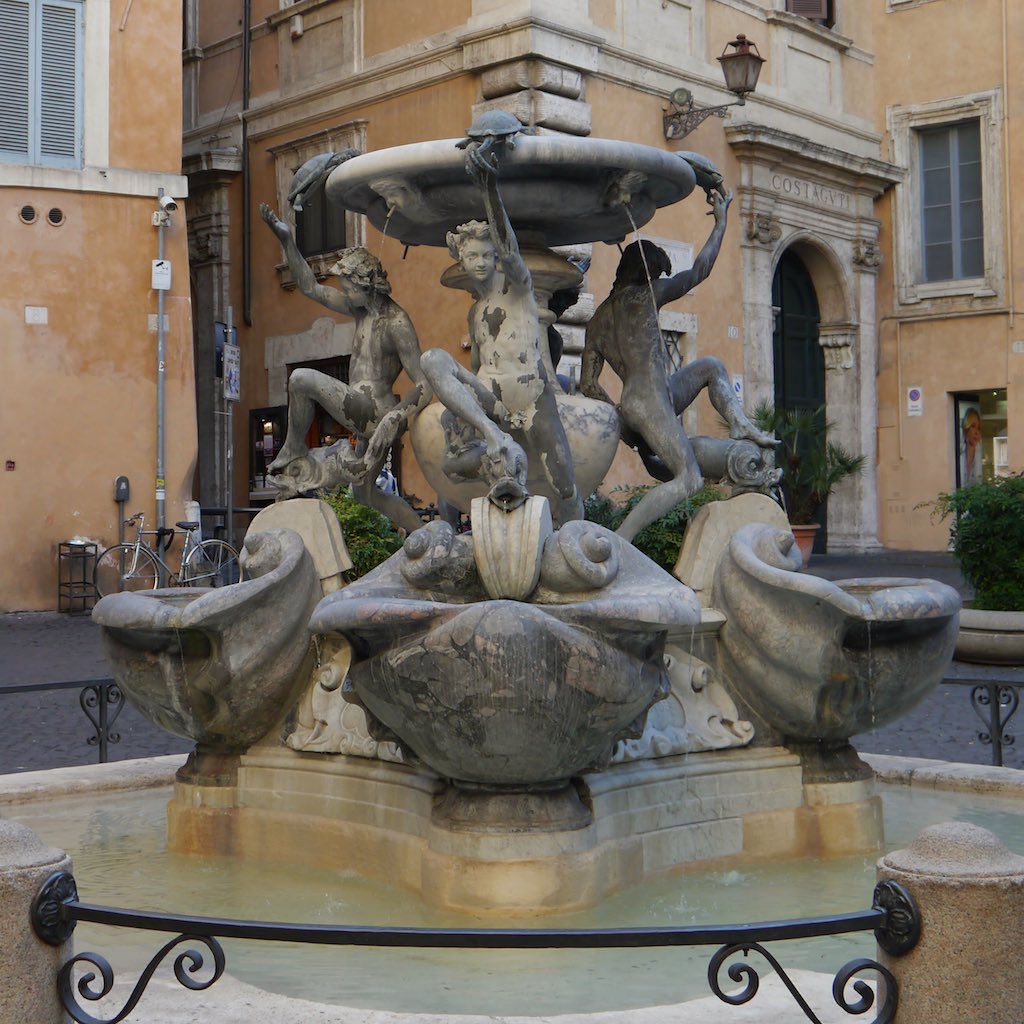 Blick auf den Schildkröten-Brunnen im Ghetto von Rom.
