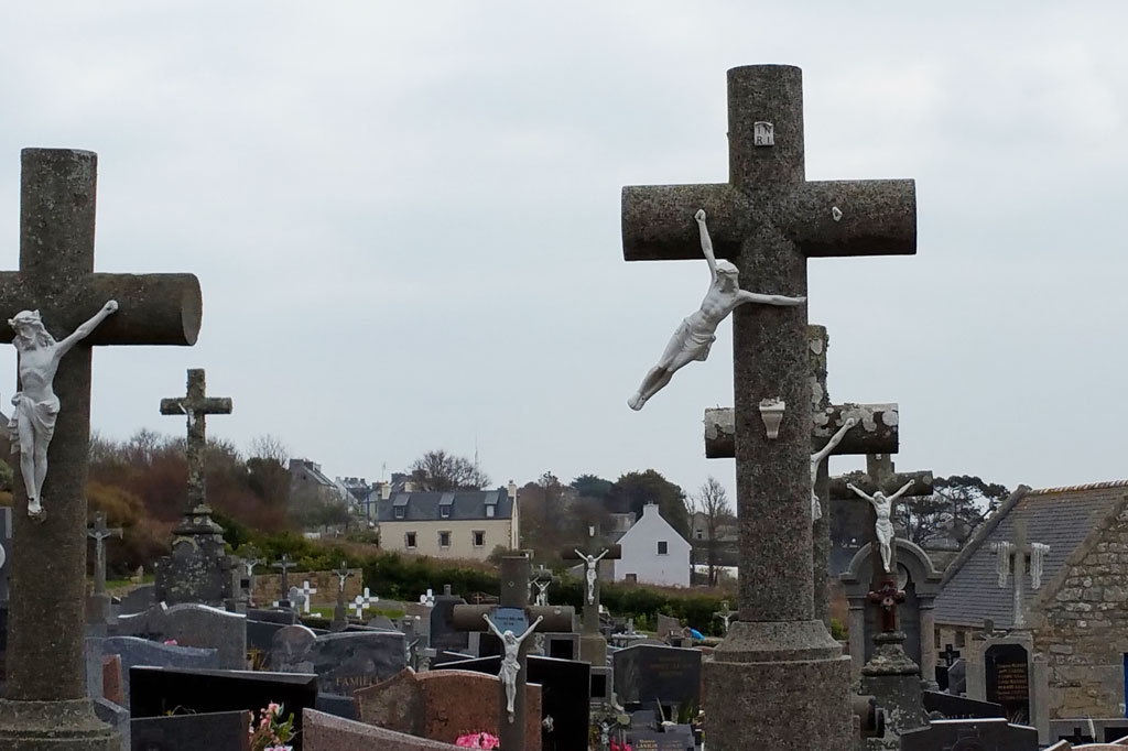 Turnübungen am Kreuz: Blick von der Bäckerei über den Friedhof von Lampaul