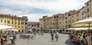 Typisch für die Toskana: Die Piazza del Anfiteatro in Lucca.