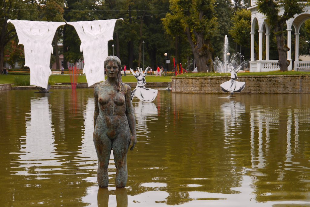 Brunnen im Park von Kadriorg im Vordergrund Bronzeplastik einer nackten Frau im Wasser