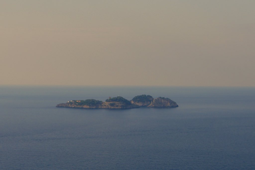 Drei Inseln im Golf von Salerno vor der Amalfitana.