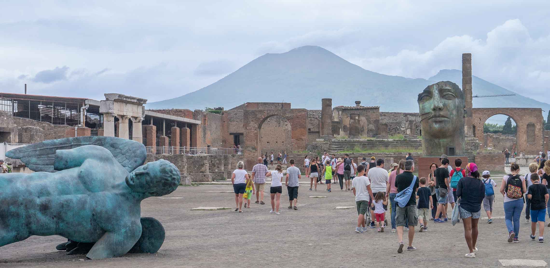 Ds Forum der ausgegrabenen antiken Stadt Pompeji in Italien im Hintergrund der Vulkan Vesuv.