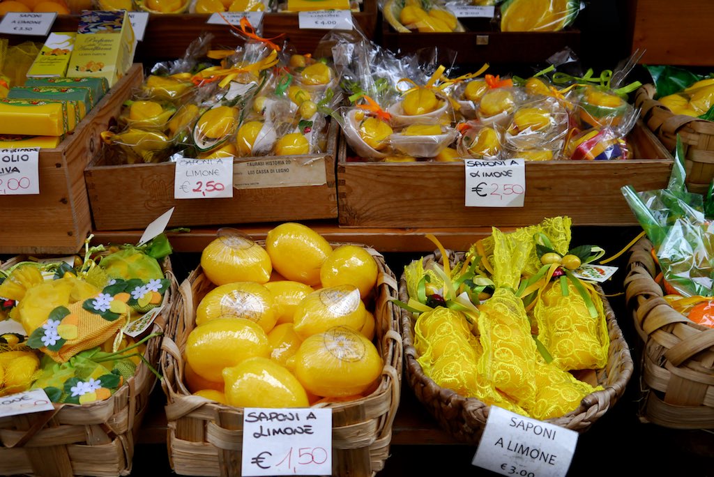 Zitronen und Limoncello gibt es in Amalfi in unterschiedlichsten Formen.