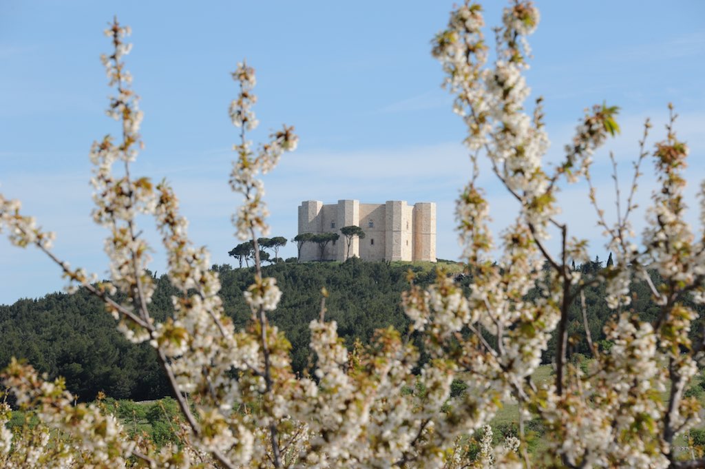Castell del Monte auf einem Hügel der Murge in Apulien.