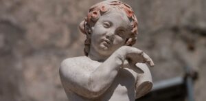 Antike Skulptur in den Ausgrabungen von Herculaneum.
