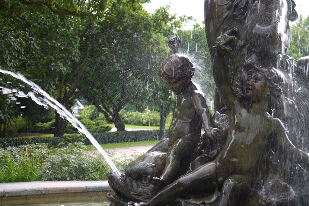 Spazieren durch die Parks ist ein toller Riga Tipp bei dem Brunnen betrachtet werden können.