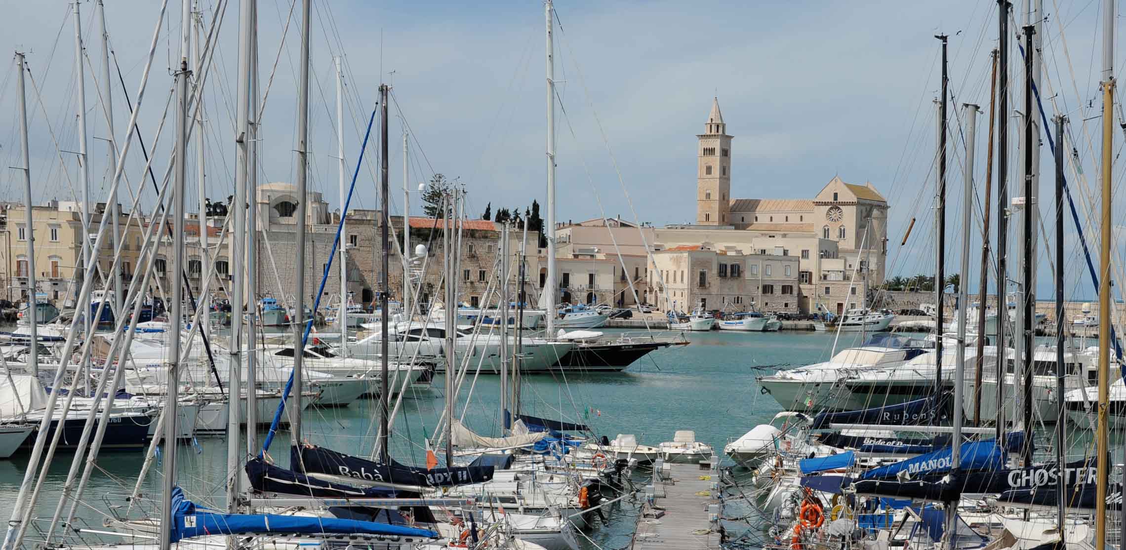 Blick über den Hafen von Trani in Apulien bis zur Kathedrale am Meer.