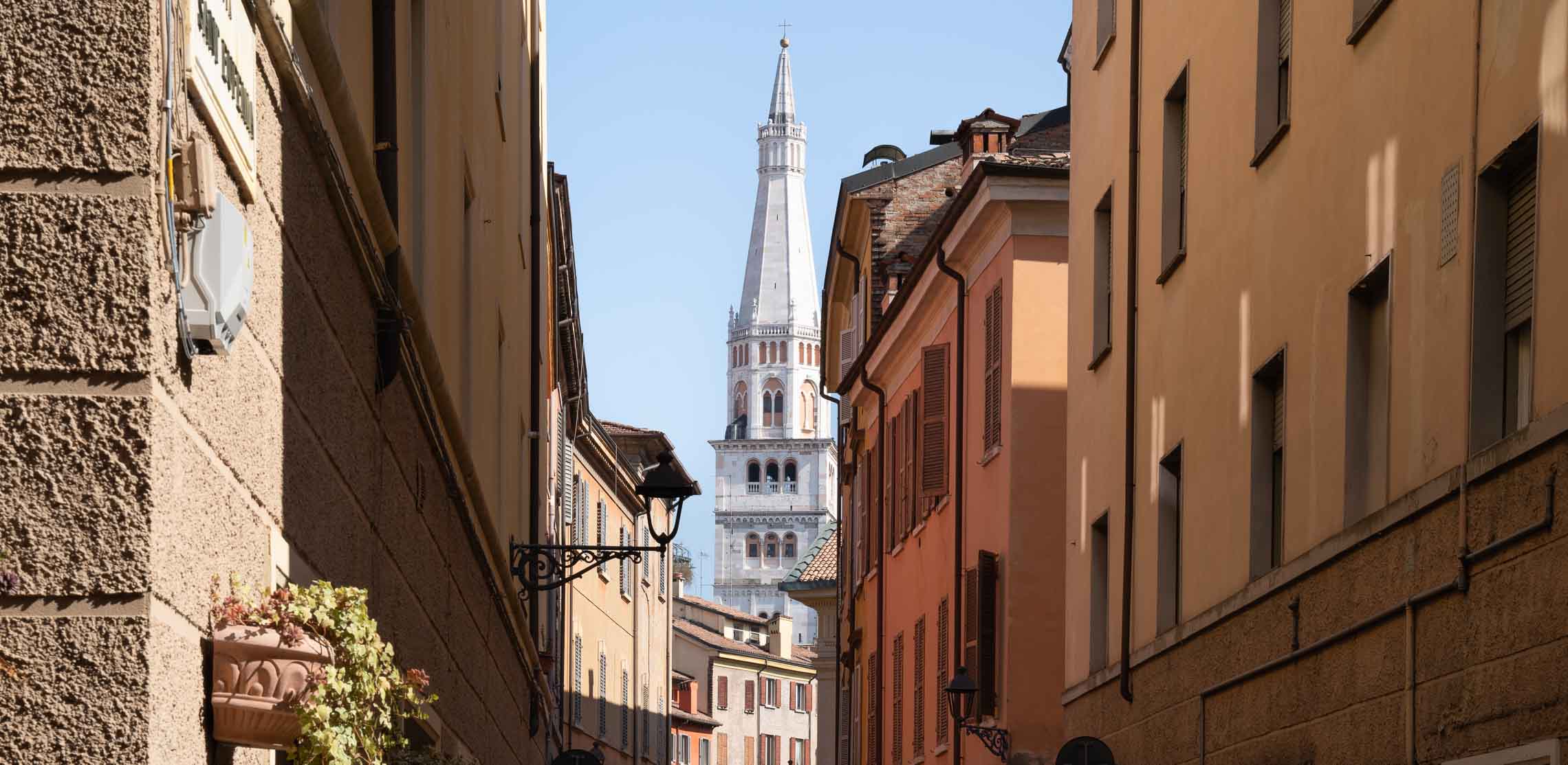 Blick auf die Torre Ghirlandina in Modena.