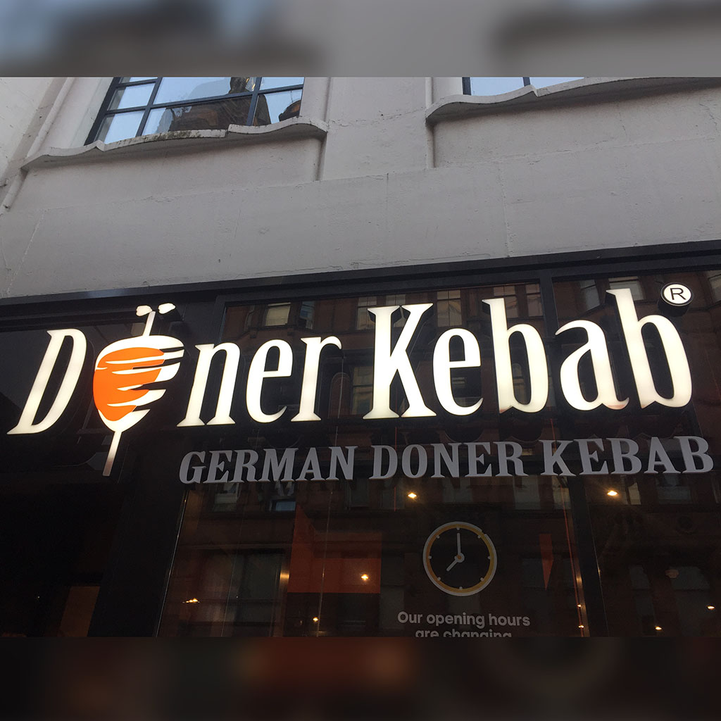 Ein Ladenschild mit der Aufschrift Döner Kebab. German Döner Kebab.