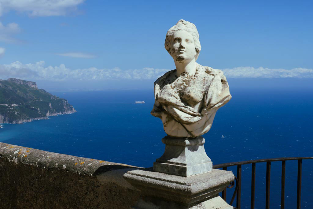 Blick auf die Amalfiküste vom Belvedere der Villa Cimbrone.