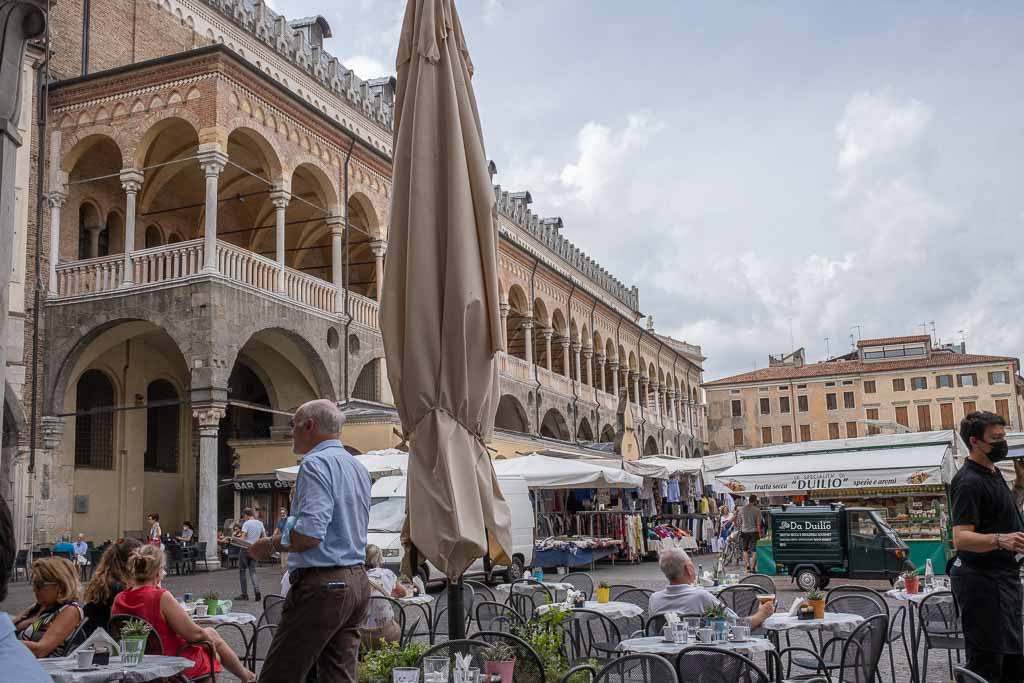 Piazza della Frutta in Padua mit Markt und Cafes.