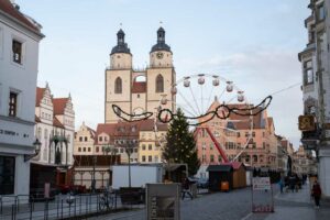 Stadtkirche der Lutherstadt Wittenberg mit Weihnachtsmarkt.