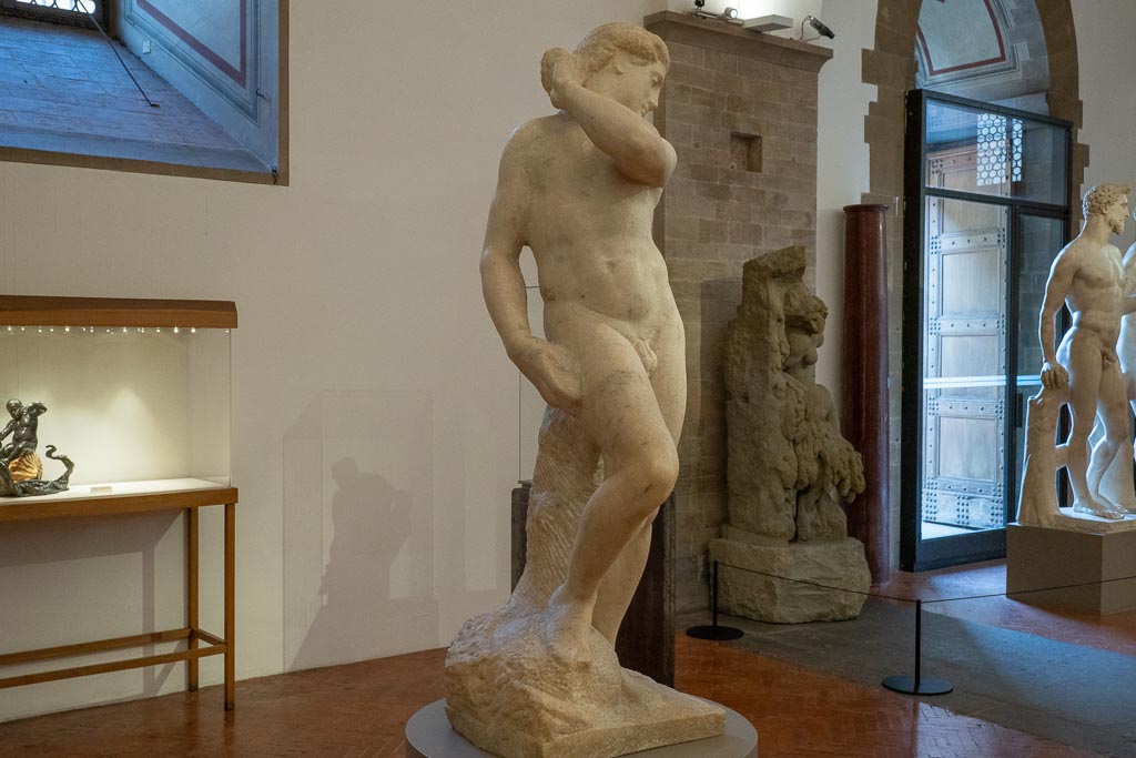 Marmorskulptur eines jungen Mannes von Michelangelo in Florenz