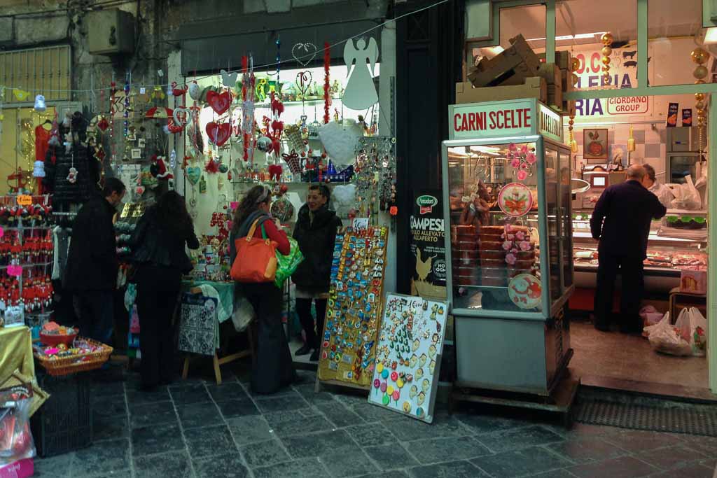Fleischerladen in der Altstadt von Napoli.