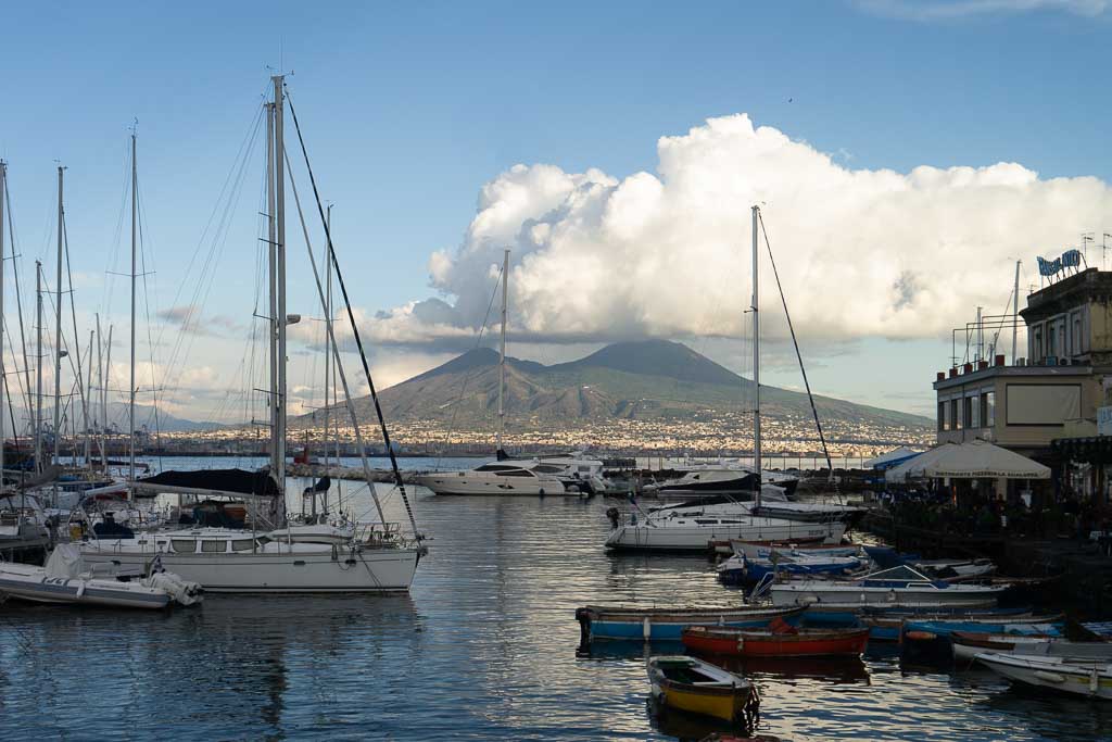 Blick von Neapel auf den Vulkan Vesuv.