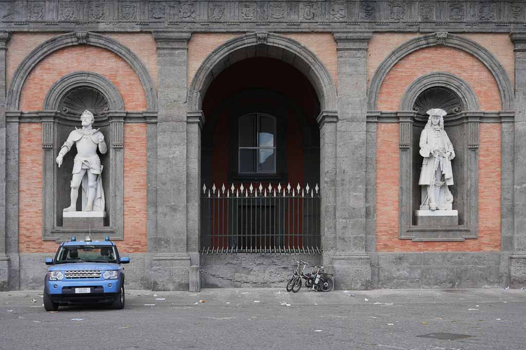 Fassadendetail des Palazzo Reale mit Skulpturen.