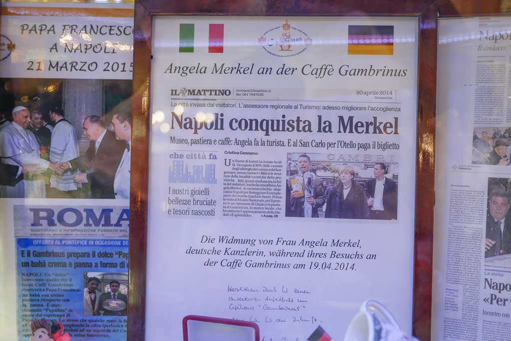 Zeitungsausschnitt und Widmungsschreiben von Frau Merkel in Napoli.