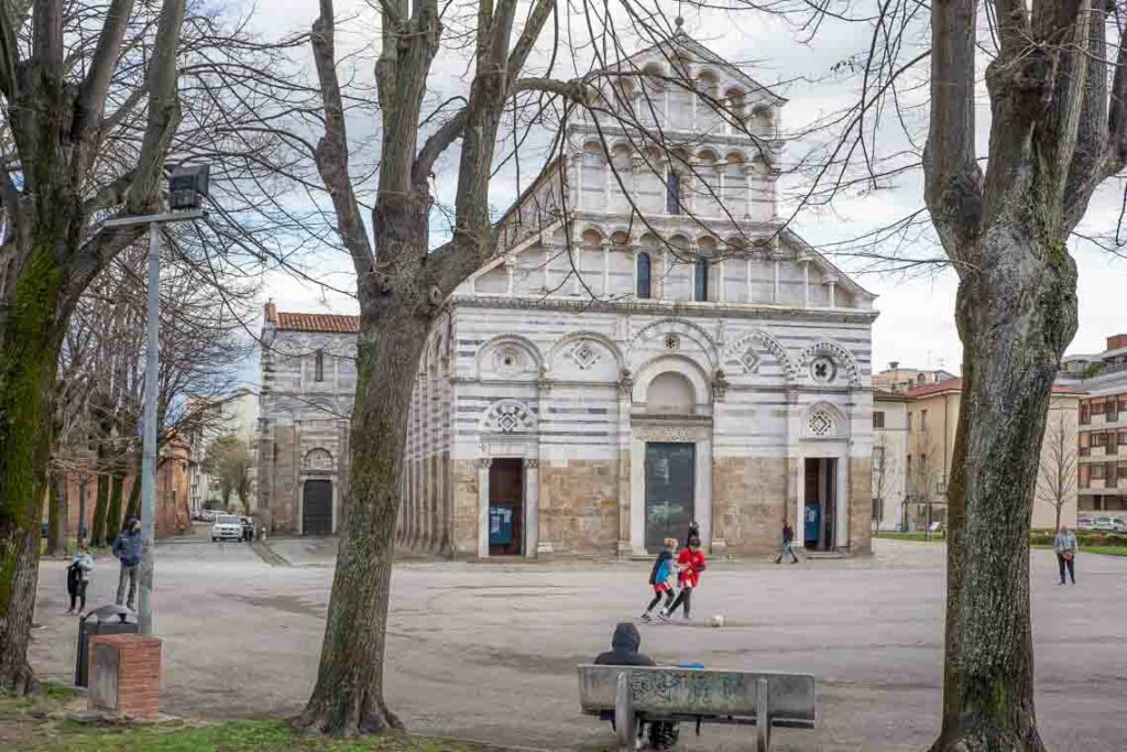 Die romanischen Kirchen in Pisa sind bedeutende Sehenwürdigkeiten.