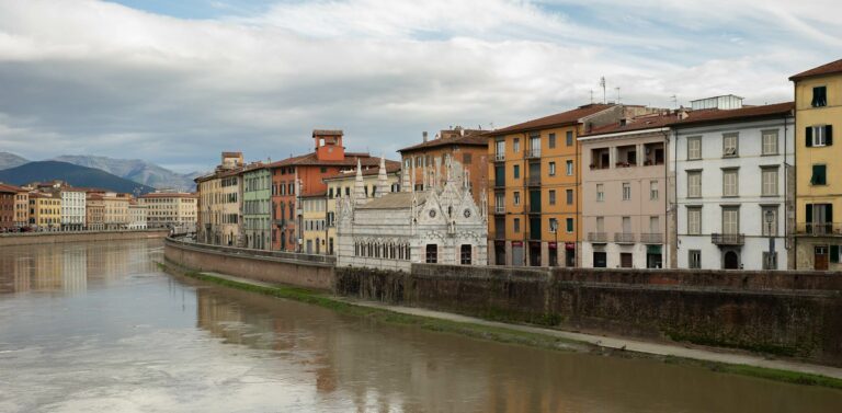 Die Kirche Santa Maria della Spina ist eine Pisa Sehenswürdigkeit direkt am Arno.