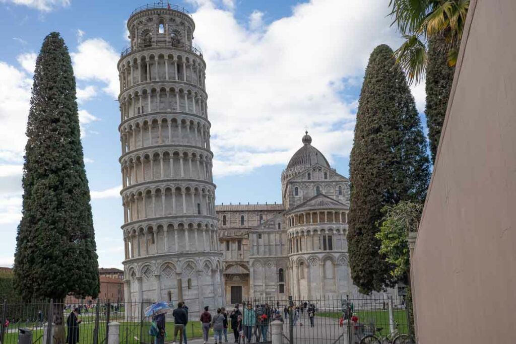 Reisende warten darauf, den schiefen Turm von Pisa zu besteigen.