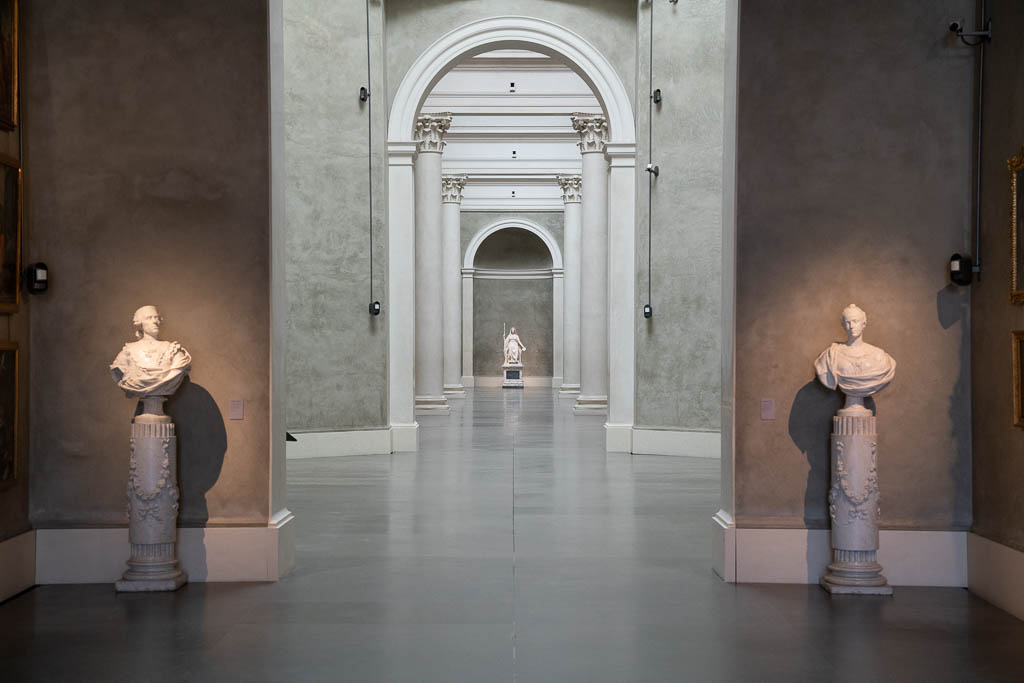 Blick durch die Säle in der Nationalgalerie Palazzo Pilotta in Parma.