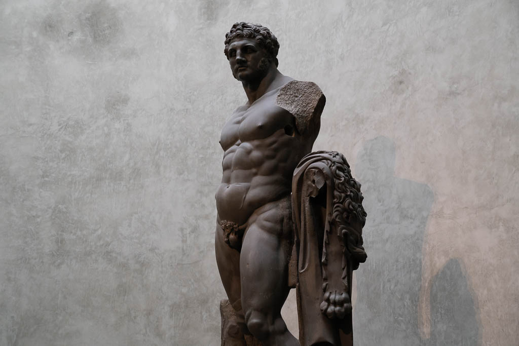 Eine Skulptur des Herkules aus Granit im Palazzo Pilotta.