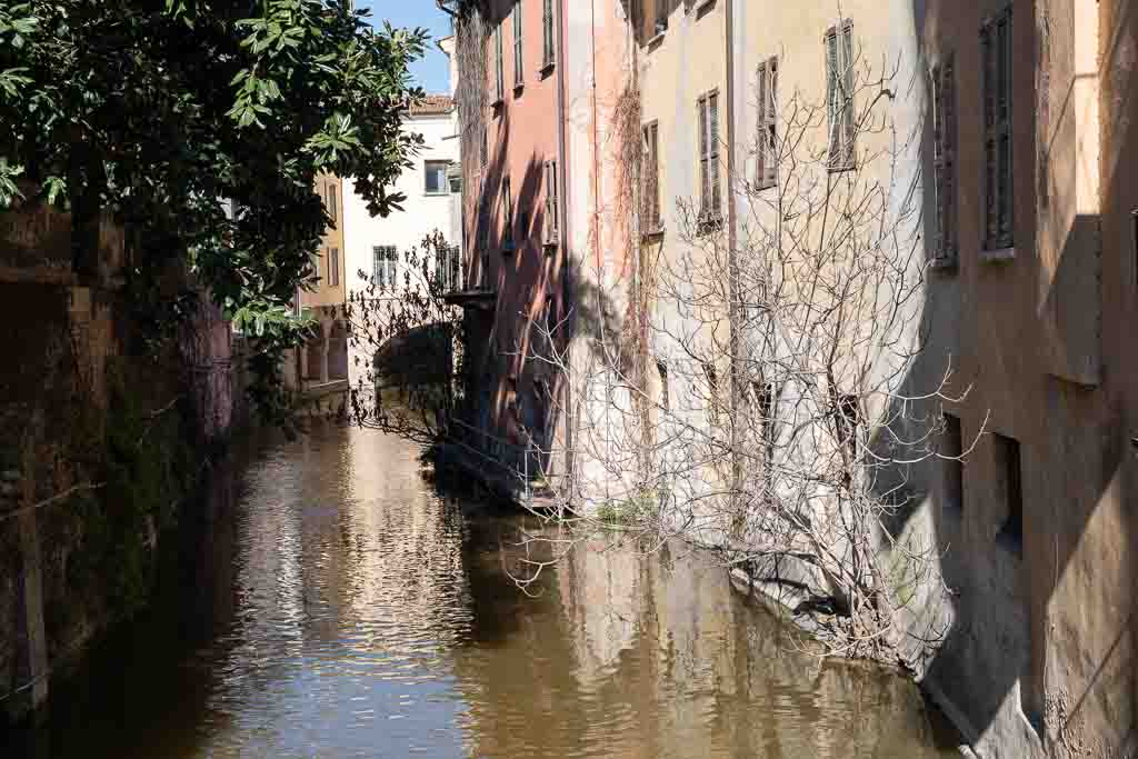 Ein Bach in der Altstadt von Mantua.