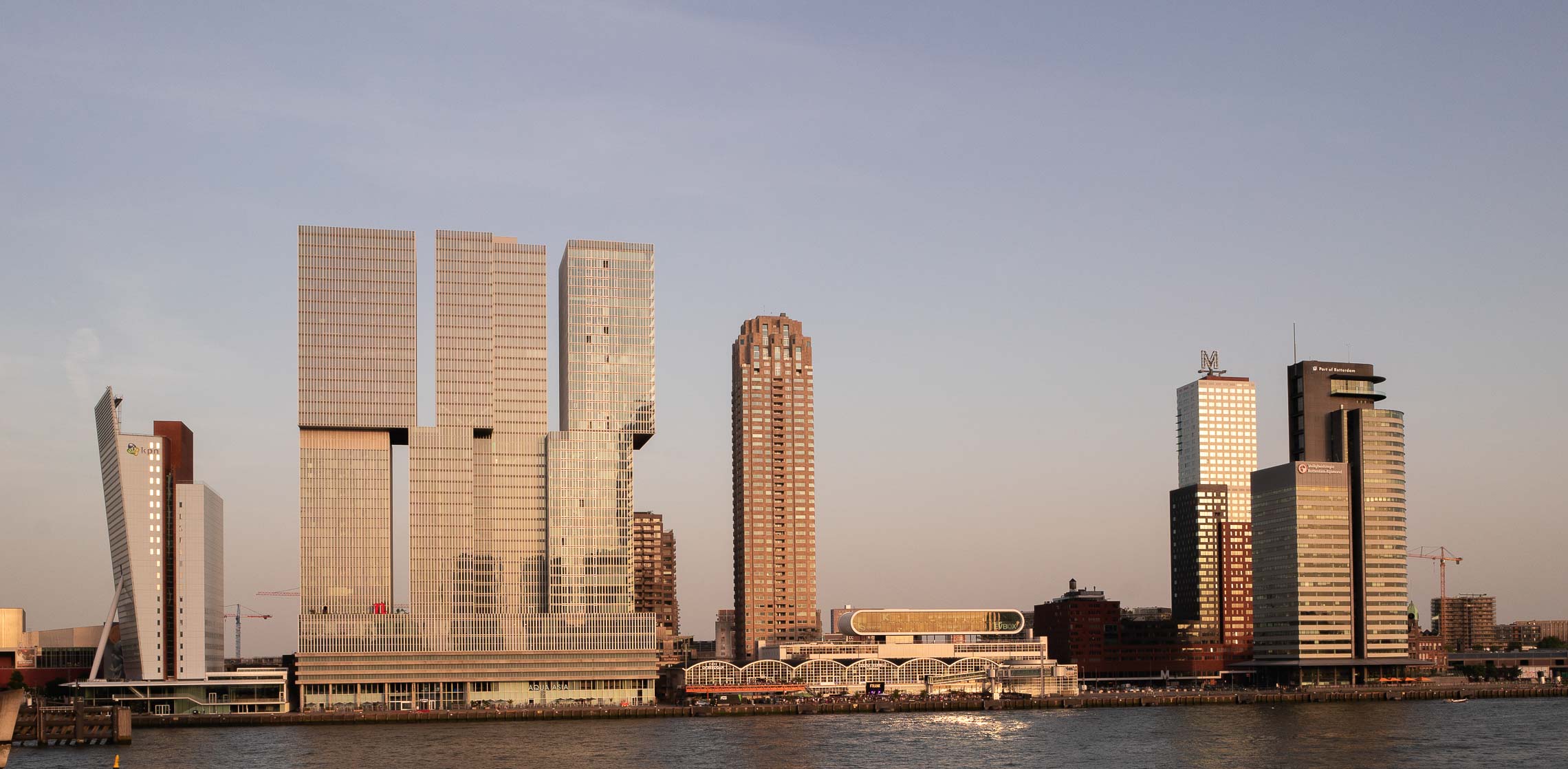Die Skyline von Rotterdam, die Hafencity Kop van Zuid an der neuen Maas.