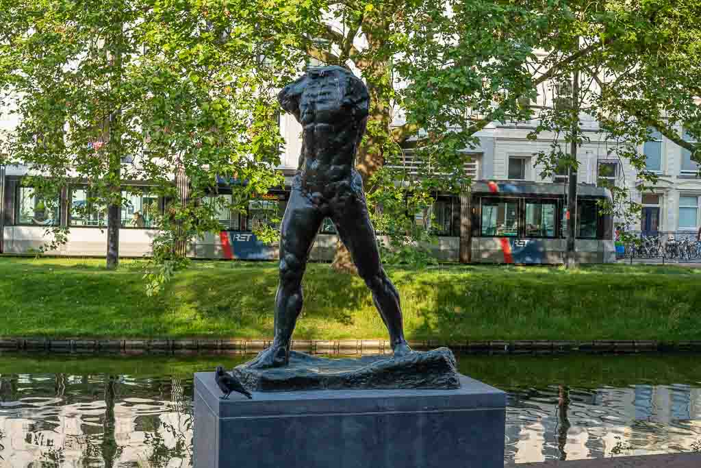 Eine Plastik des Bildhauers Auguste Rodin auf der Westersingel Sculpture Route.