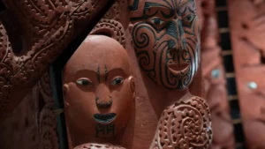 Maori Schnitzereien mit Gestalten aus Märchen und Legenden