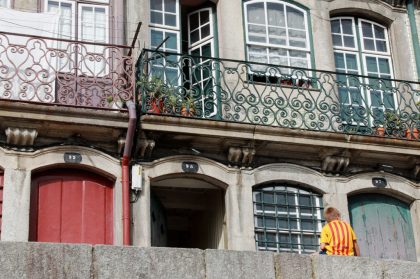 Porto und die Kunst des Alltags: Junge vor den Häusern am Douro-Hafen