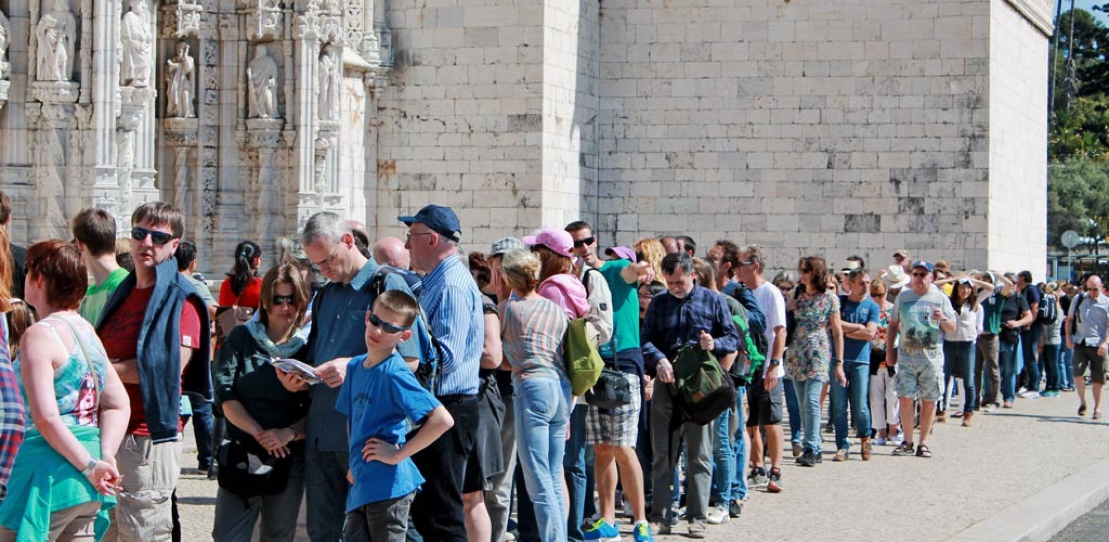 Längst ein gewohntes Bild: Touristen am Mosteiro dos Jerónimos, Lissabon
