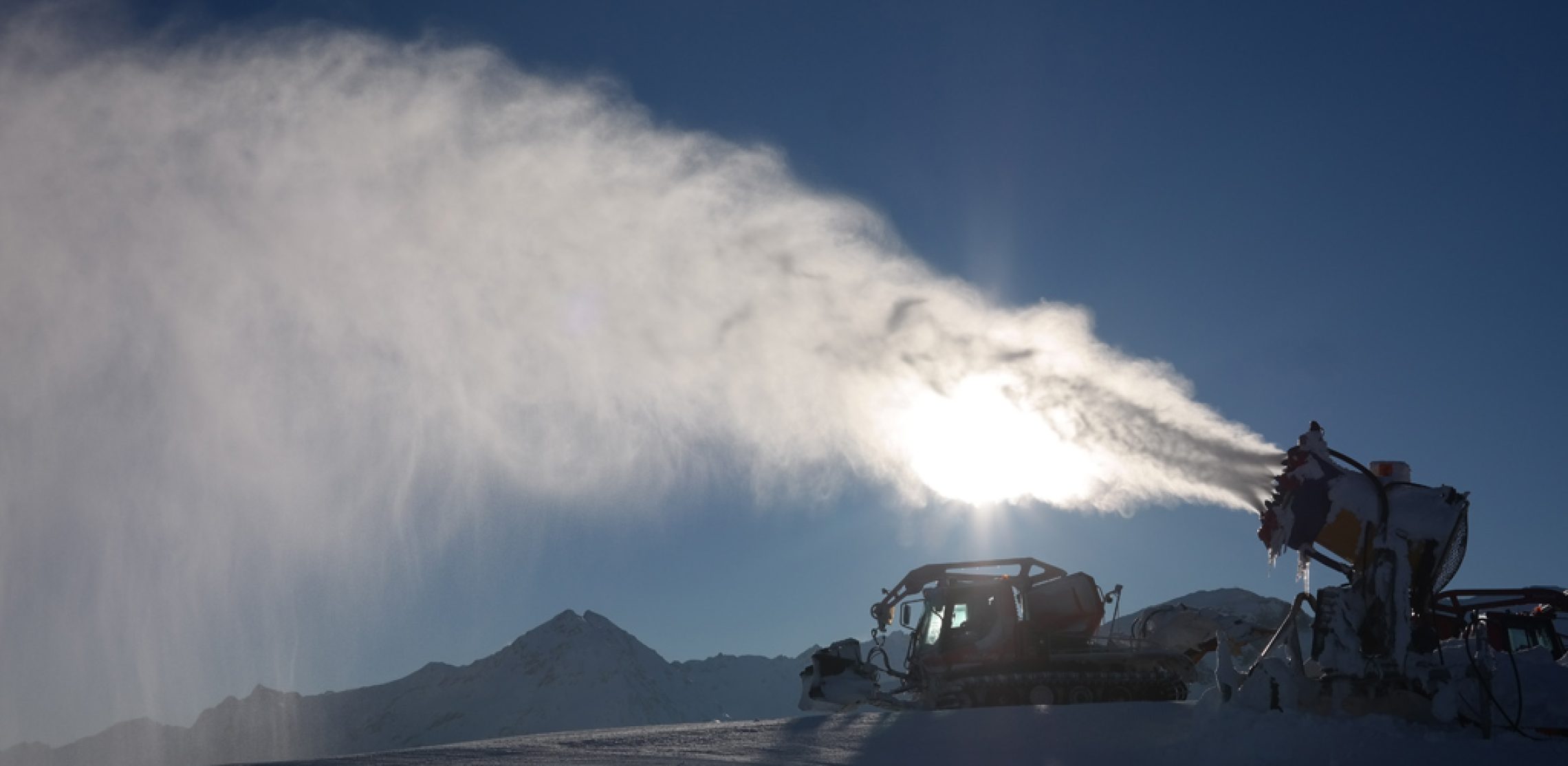 Schneekanone im Einsatz - Wintersport in den Alpen: Schnee 4.0 vs. Klimawandel