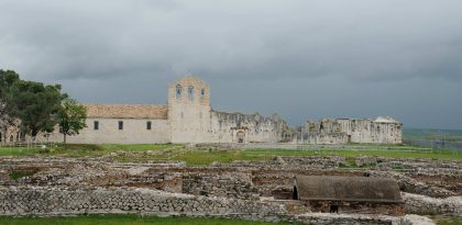 Die Ruine der Kirche La Incompiuta in Venosa in der Basilikata.