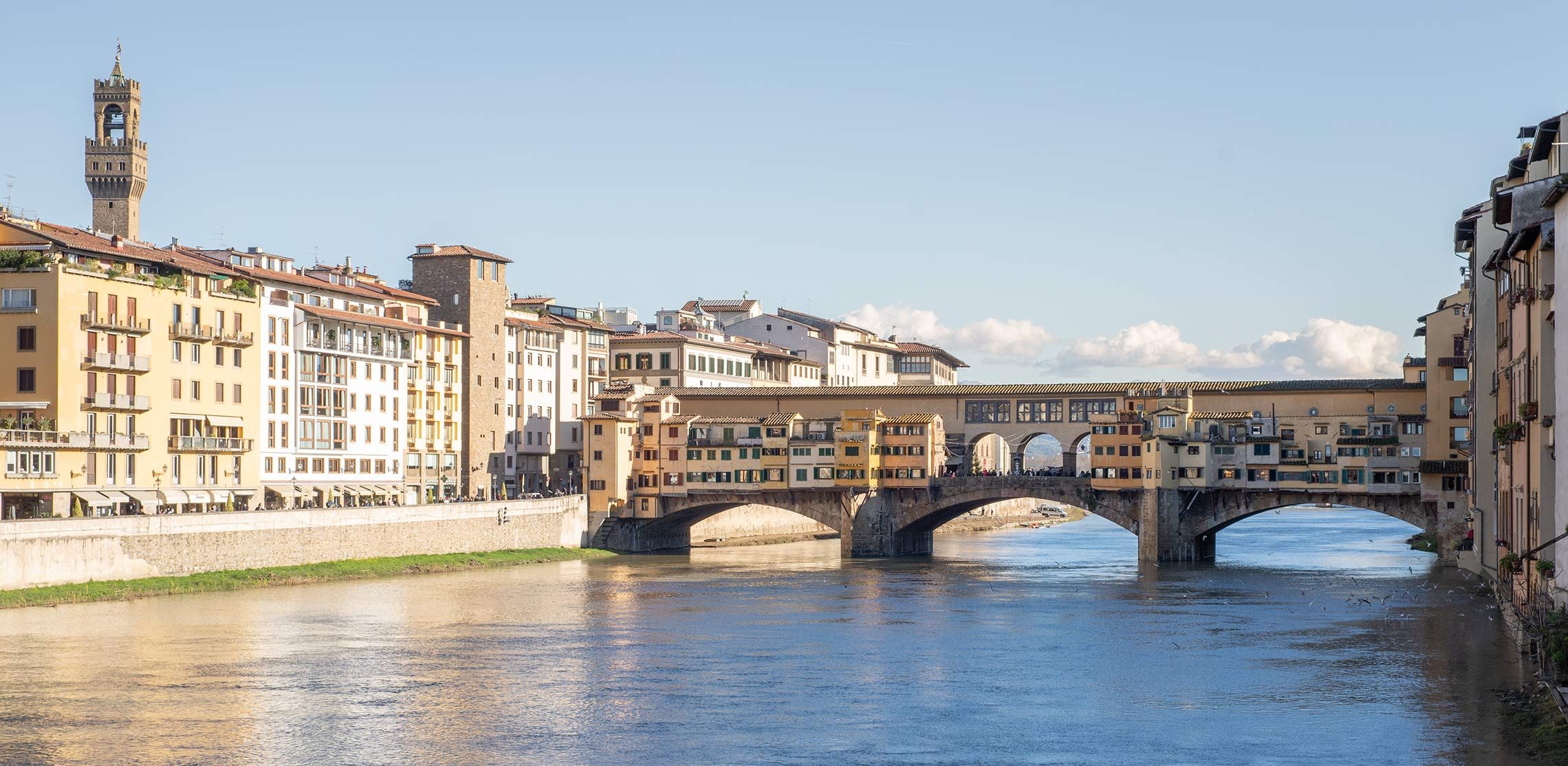 Der Ponte Vecchio über den Arno verbindet die Altstadt von Florenz mit Oltrarno.