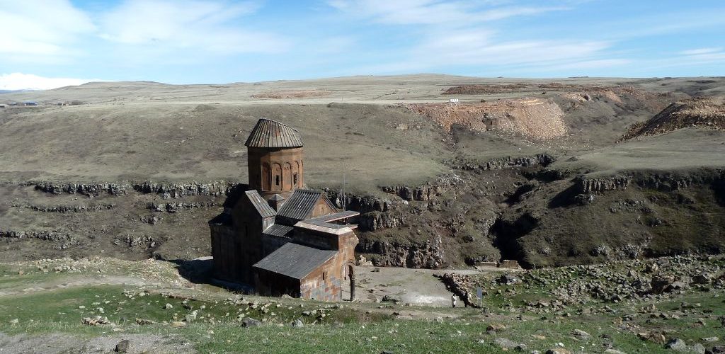 Die Kirche von Bagarat-Arkaun hat 1.000 Jahre auf dem Buckel. Sie steht an der Grenze zu Armenien. Zu wem sie genau gehört? Darüber wird immer noch und wieder heftigst gestritten...