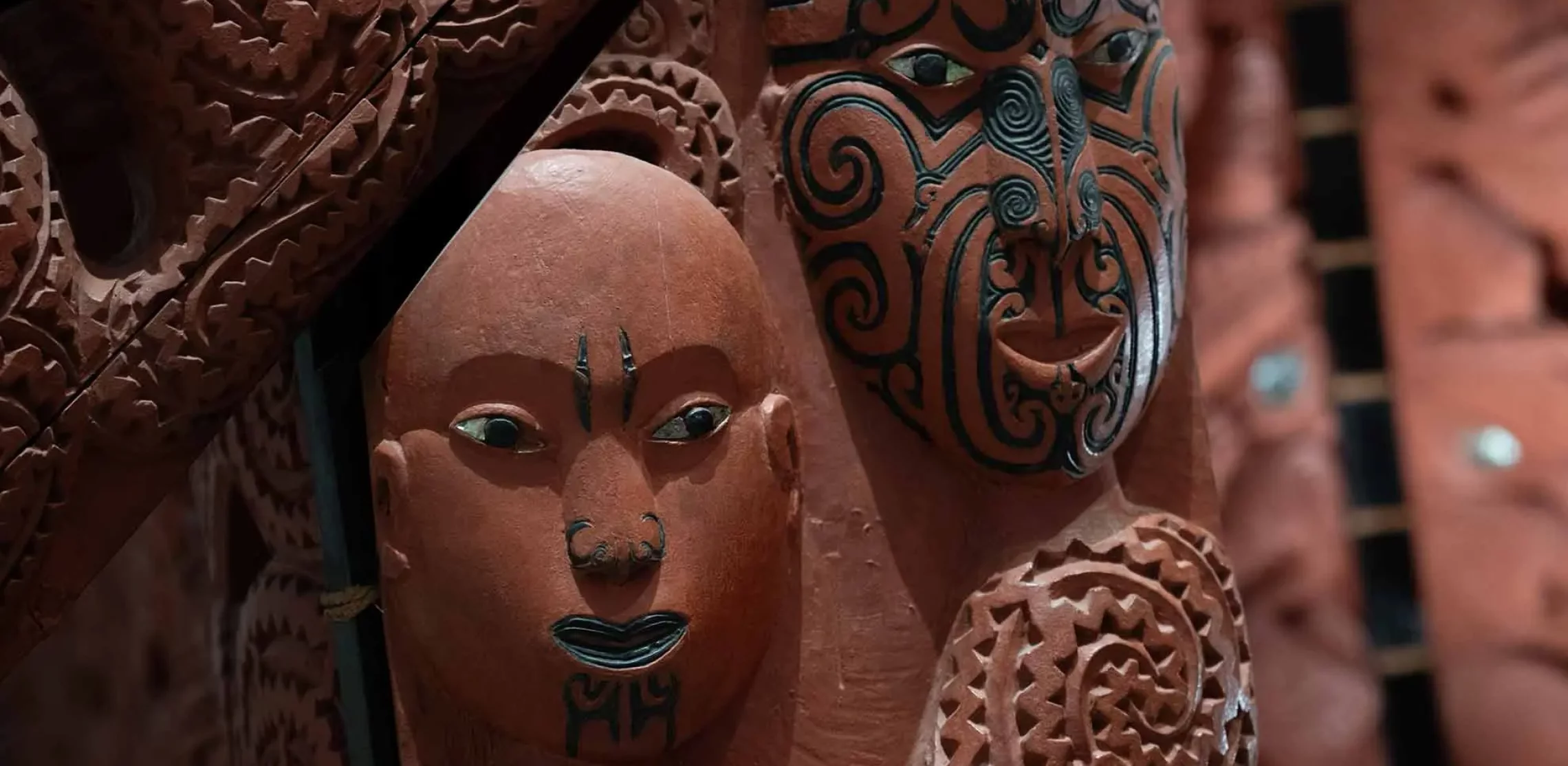 Maori Schnitzereien mit Gestalten aus Märchen und Legenden