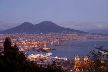 Neapel am Fuße des Vesuvs.