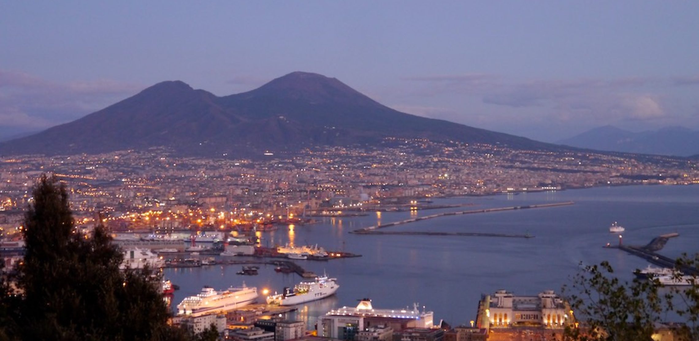 Neapel am Fuße des Vesuvs.