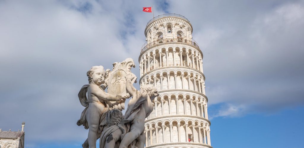 Der schiefe Turm auf der Piazza dei Miracoli in Pisa.