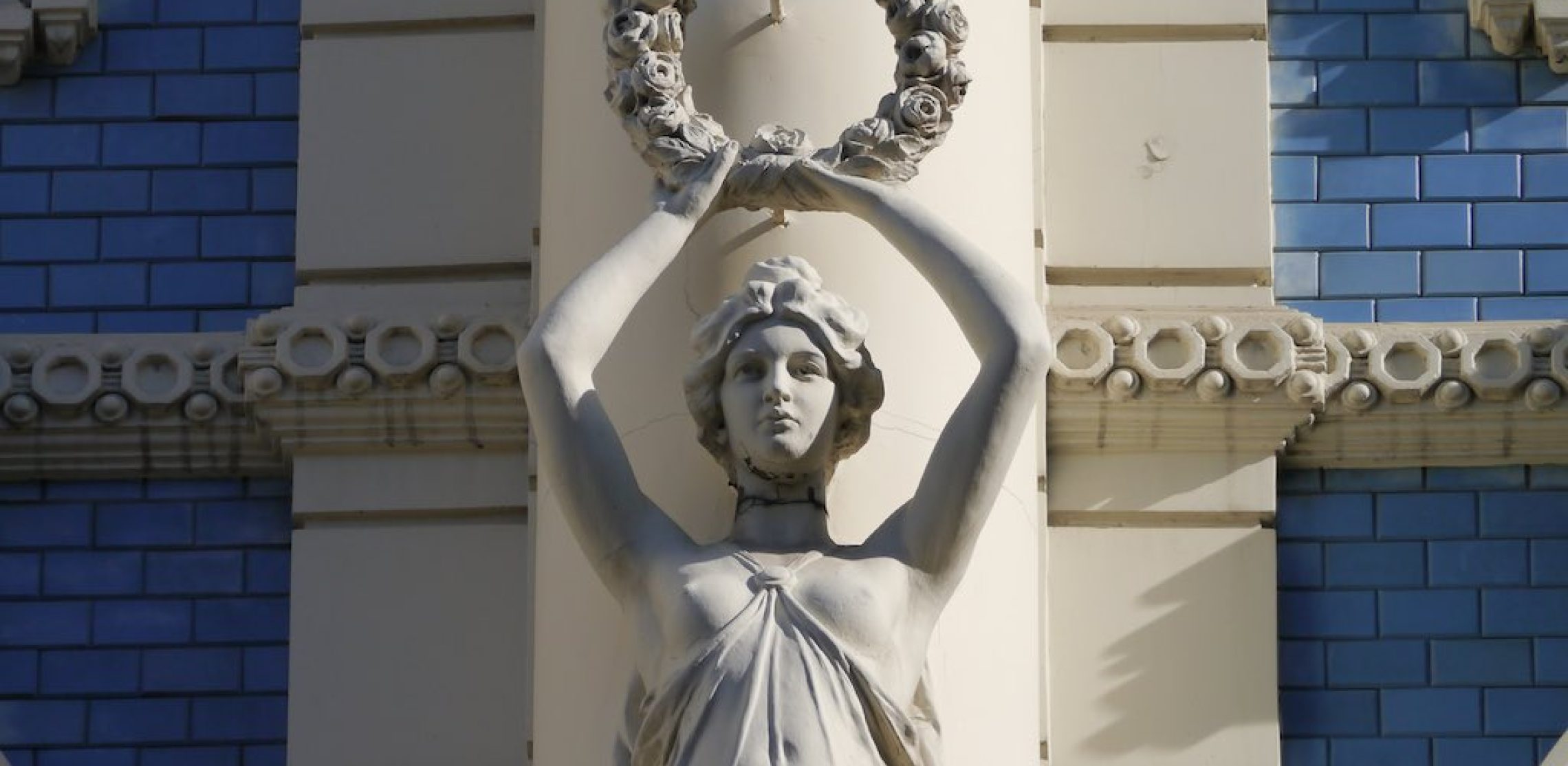Skulptur an einem Jugendstil Gebäude in Riga.