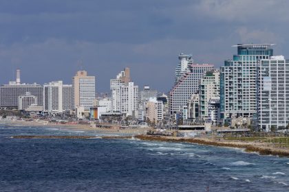 Blick auf den Strand von Tel Aviv im Hintergrund Hochhäuser