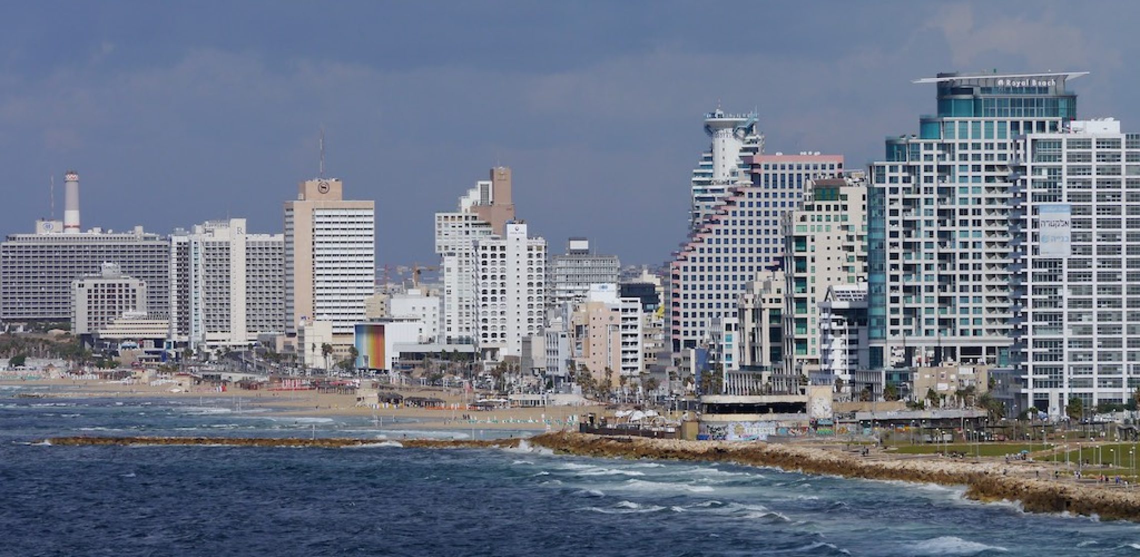 Blick auf den Strand von Tel Aviv im Hintergrund Hochhäuser