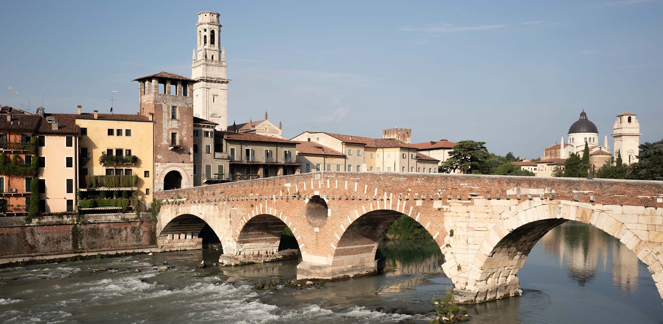 Eine römische Brücke führt über den Fluss Etsch direkt in die Altstadt von Verona.