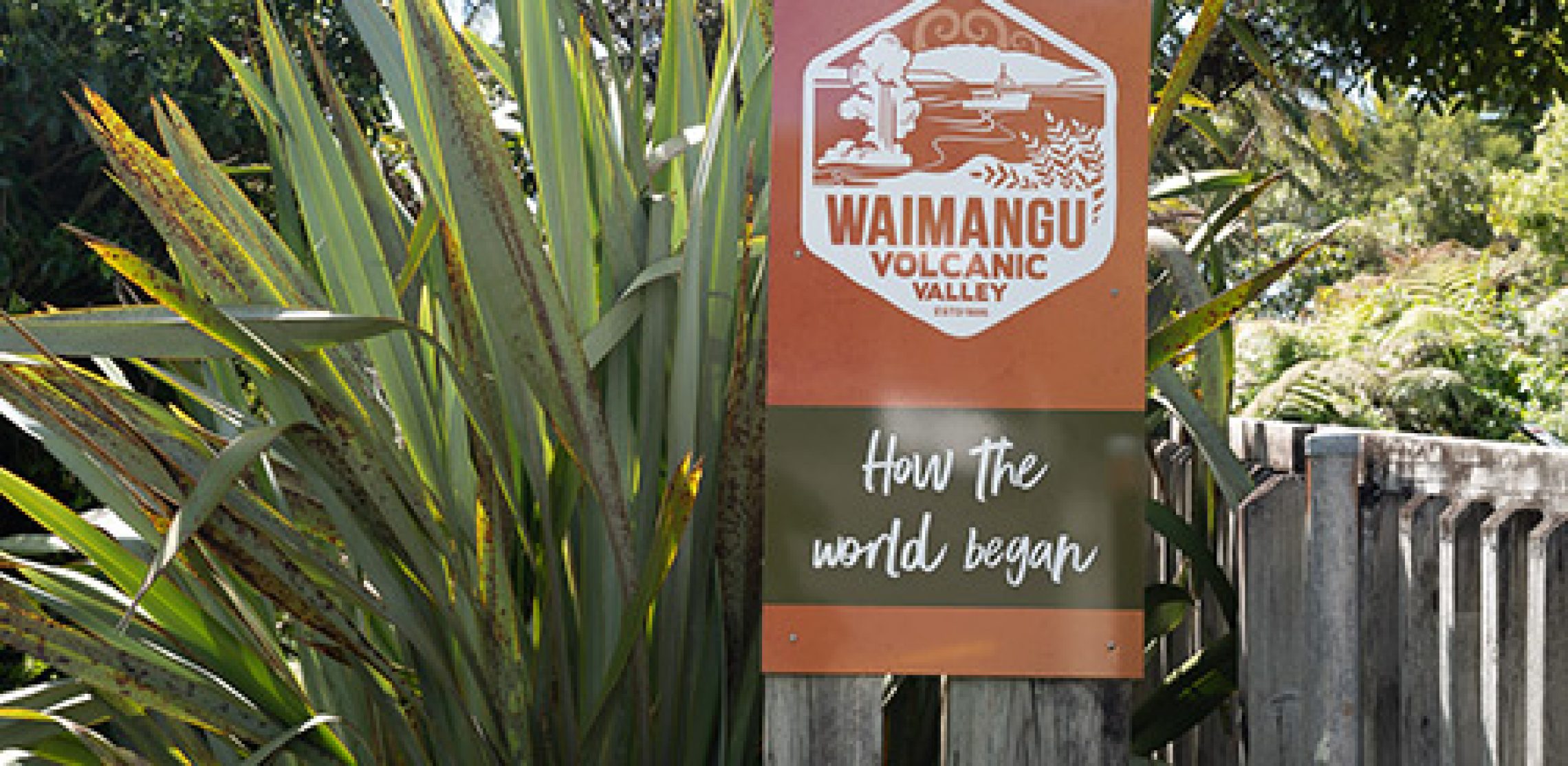 Schild mit der Aufschrift Waimangu Volcanic Valley